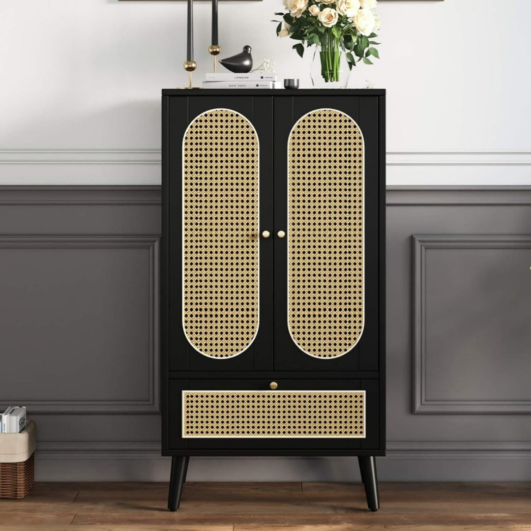 Flechtoptik und Hoehenverstellung an dem Sideboard