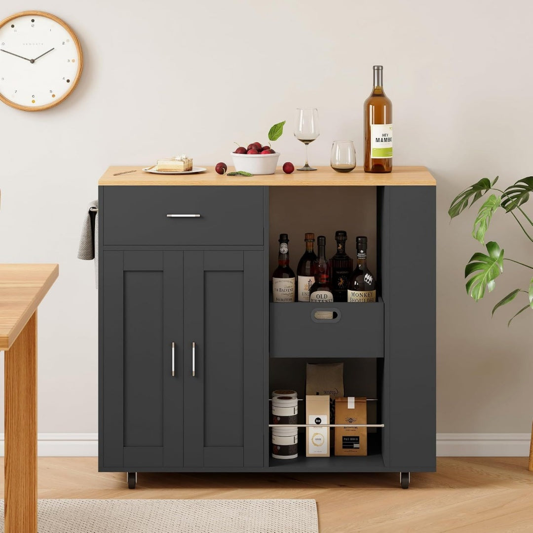 Schubladen und Rollen an dem Sideboard