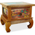 Der Nachttisch nimmt mit 45 x 35 x 40 cm Gestalt an