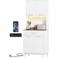 Verstellbare Ablagen und eine Wandmontage an dem Sideboard