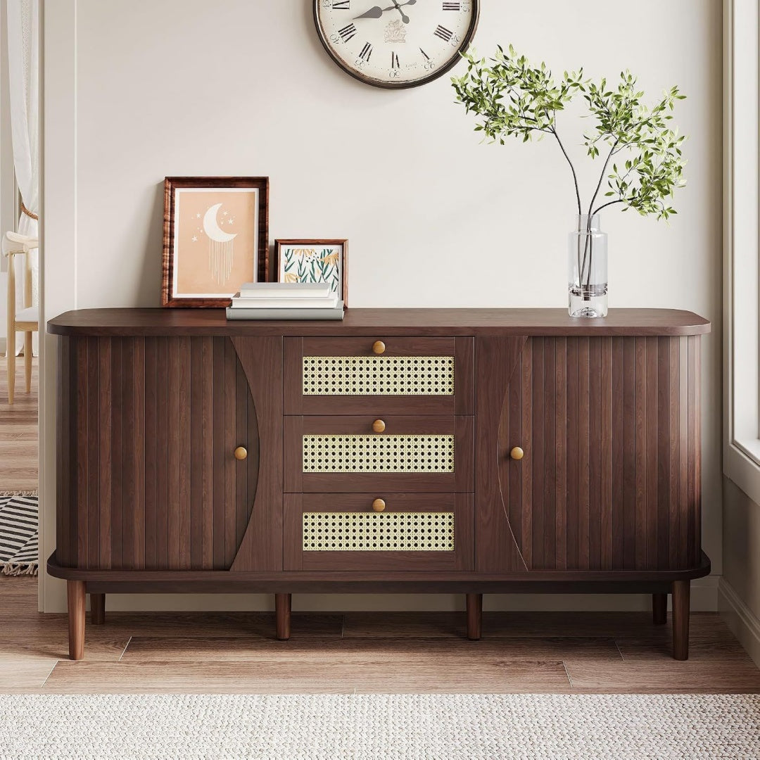 Schiebetueren und Flechtoptik an dem Sideboard