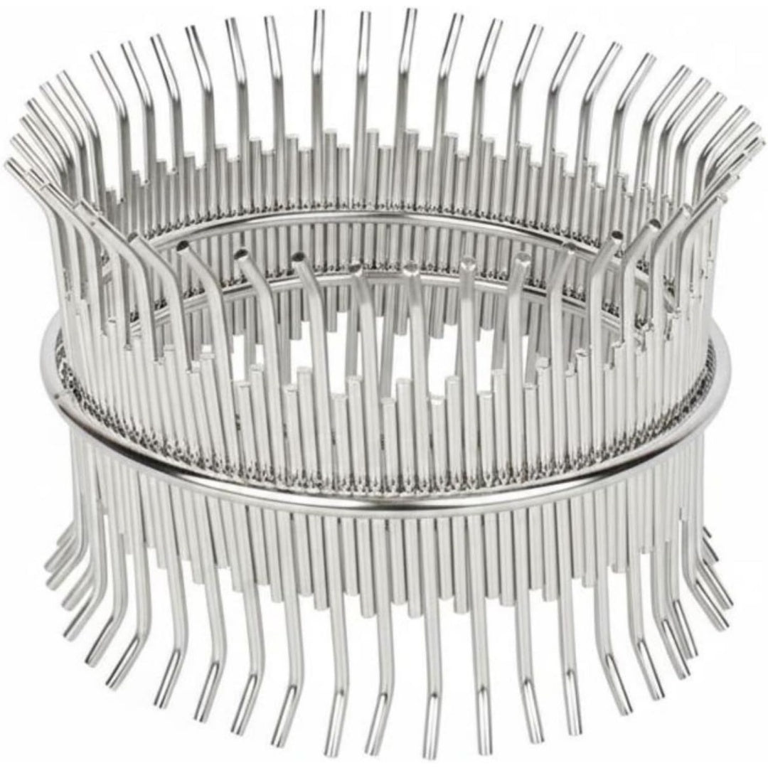 Die Gestaltung von dem Sideboard wird durch Metall gepraegt in Silber
