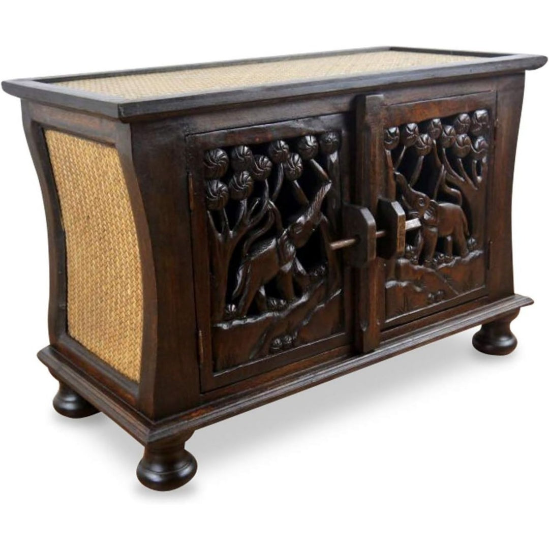 Das Sideboard misst 65 x 30 x 45 cm in Naturbraun