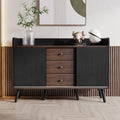 Schiebetueren und Holzbeine an dem Sideboard