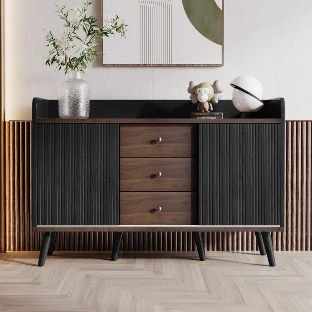 Schiebetueren und Holzbeine an dem Sideboard