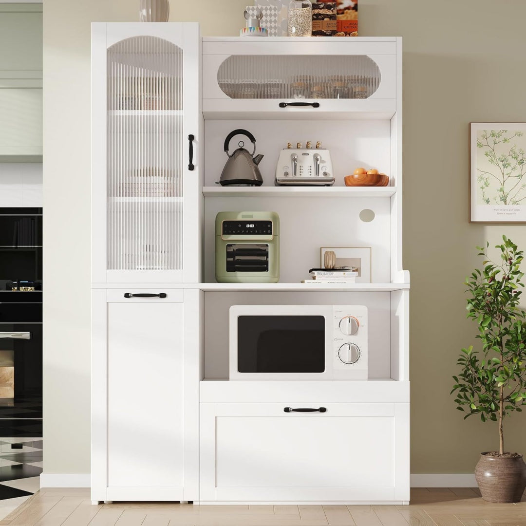 Hochschrank mit Glastueren und offenen Ablagen