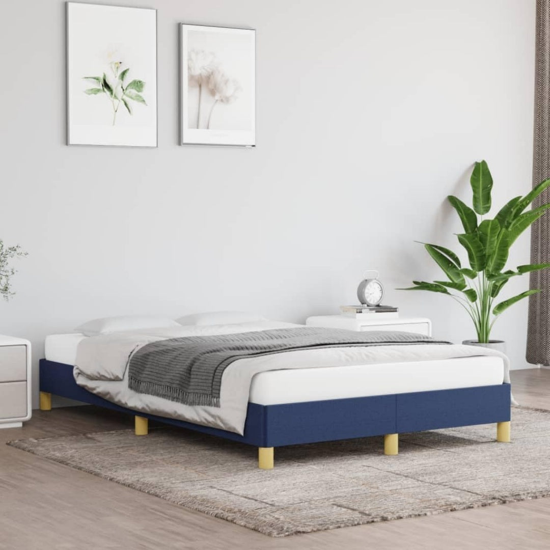 Das Bettgestell misst 120 x 190 cm in Blau