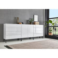 Grifflose Fronten und glaenzende Oberflaechen bestimmen das Sideboard