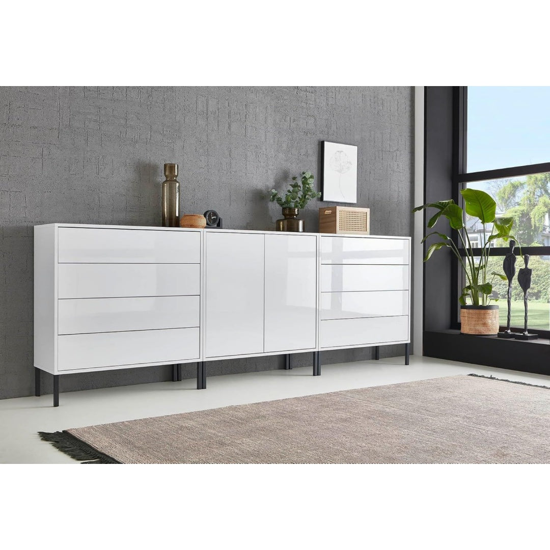 Grifflose Fronten und glaenzende Oberflaechen bestimmen das Sideboard