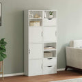 Offene Ablagen und Holzoptik an dem Sideboard